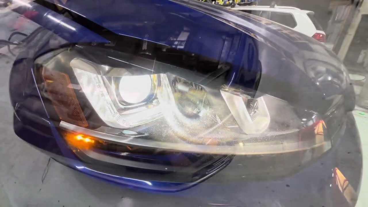 Замена лампы переднего поворотника Volkswagen MK7 (неисправность C108313 сохранена)