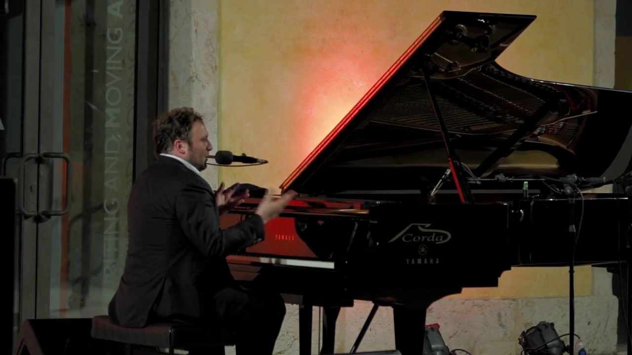Raphael Gualazzi al Waves Festival 2018 - Let him live (1930's Nat Gonella Cover)