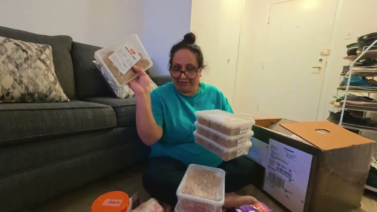 Mummy ka Pyar from India ❤️ Unboxing Homemade Gujarati Snacks in Canada