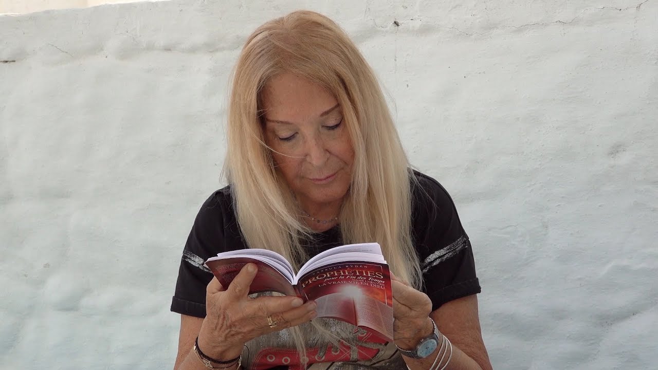 Vassula presents the booklet of Prophecies. (English Subs)