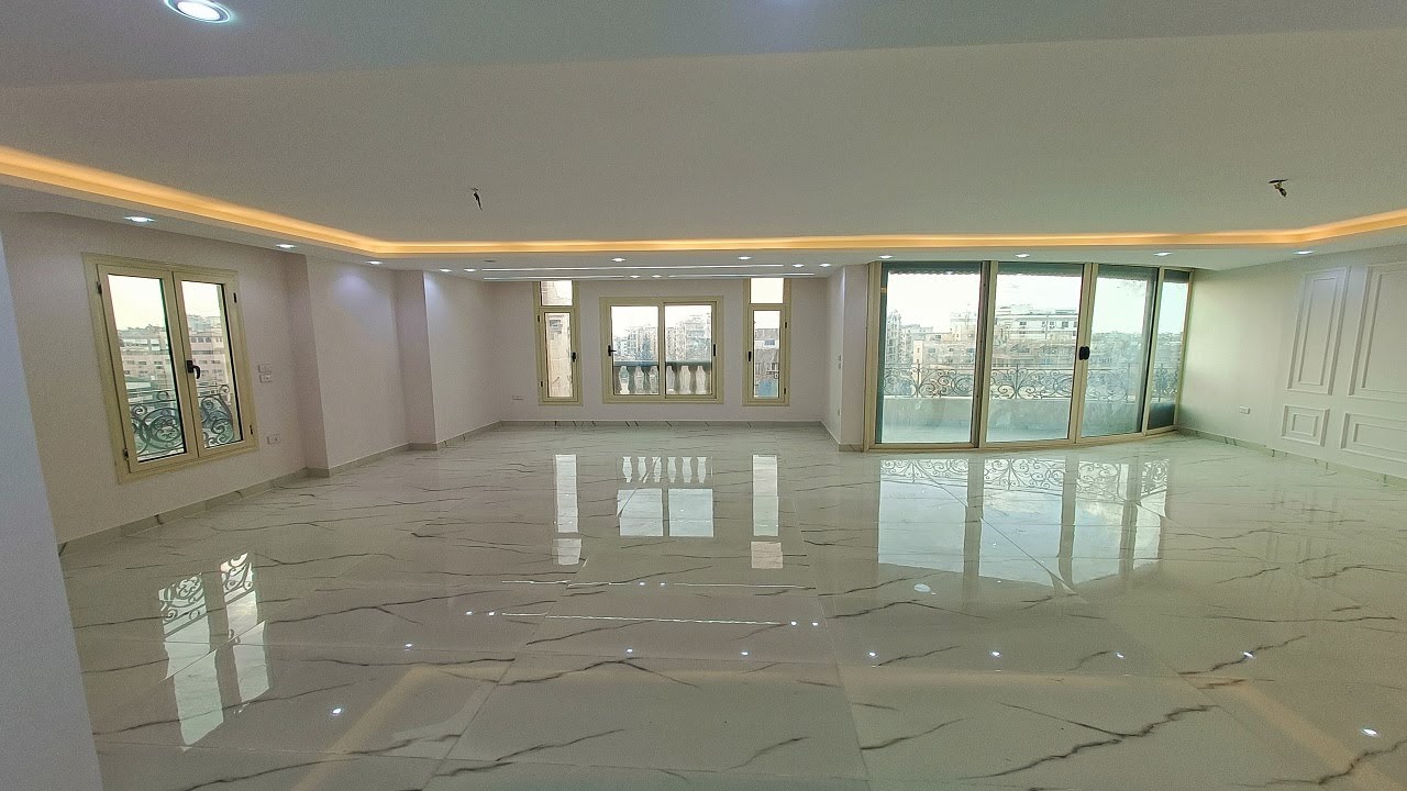 شقة لقطة للبيع فى مصر الجديدة شارع النزهة الرئيسى ارض الجولف فيو مفتوح وحصة جراج