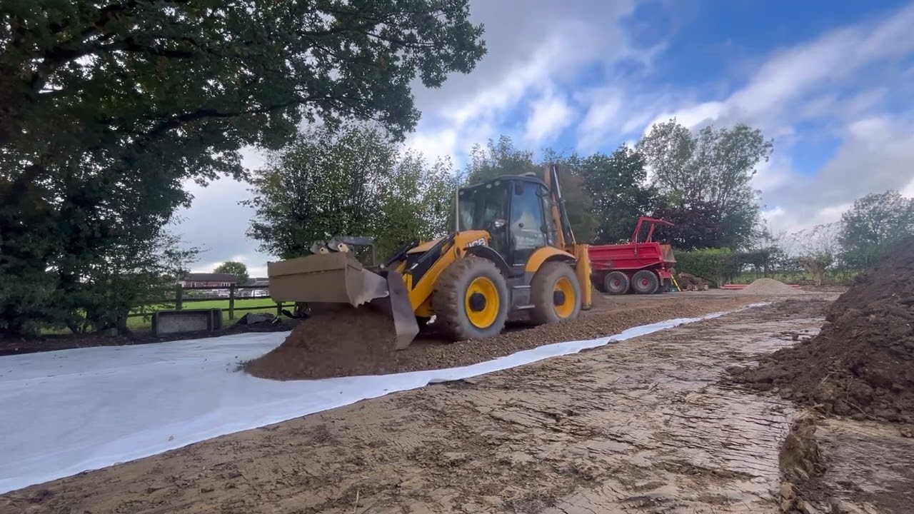 Jcb 4cx digging off and stone levelling