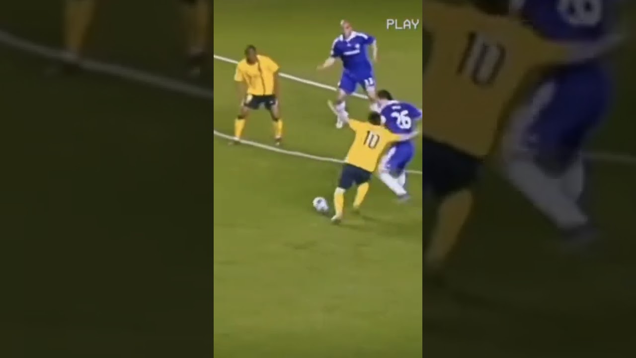 Messi vs Ashley Cole 😏😉😳