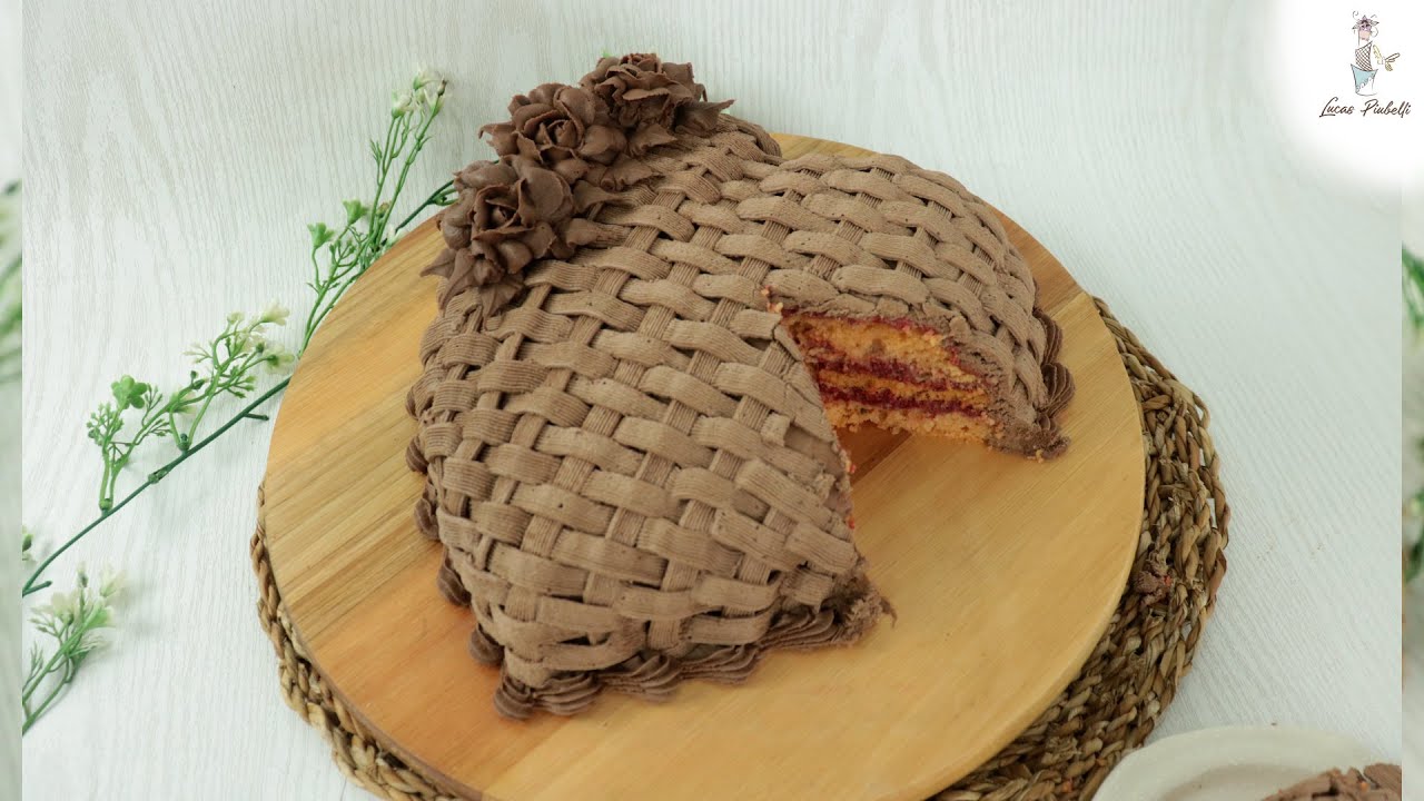 A MELHOR COBERTURA DE CHOCOLATE PARA TRABALHAR COM BICO - Bolo de coração com cobertura de chocolate