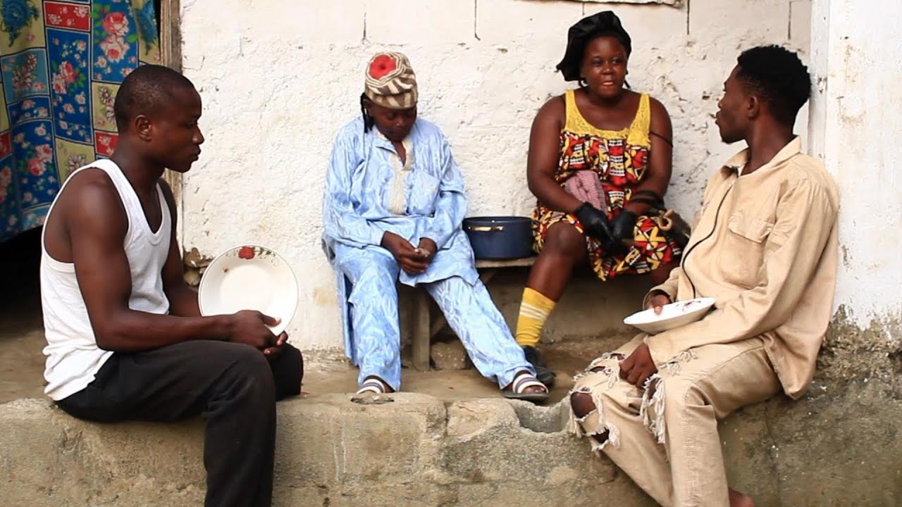 Ngon Bassa et son mari chassent les enfants à cause de la nourriture - UNE FAMILLE DES CINGLES 05