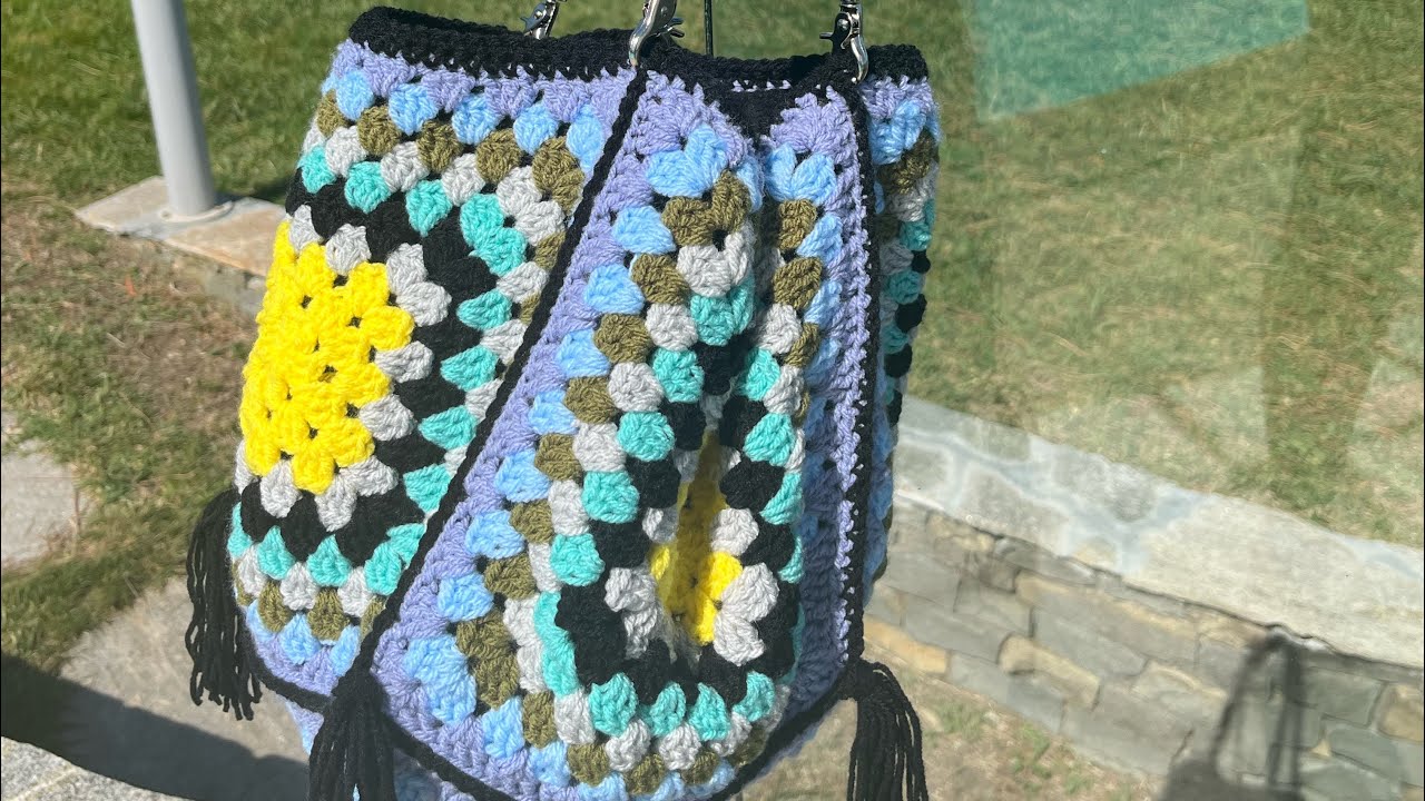 Borsa semplice all&rsquo;uncinetto con grandi mattonelle granny. Facile! Facile!