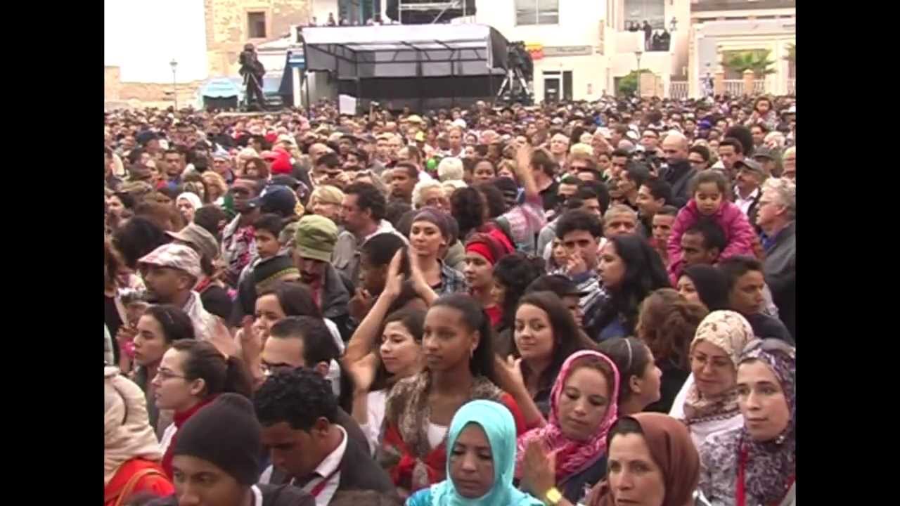 Essaouira 2012 - Maalem Omar Hyat with crowd - N-2