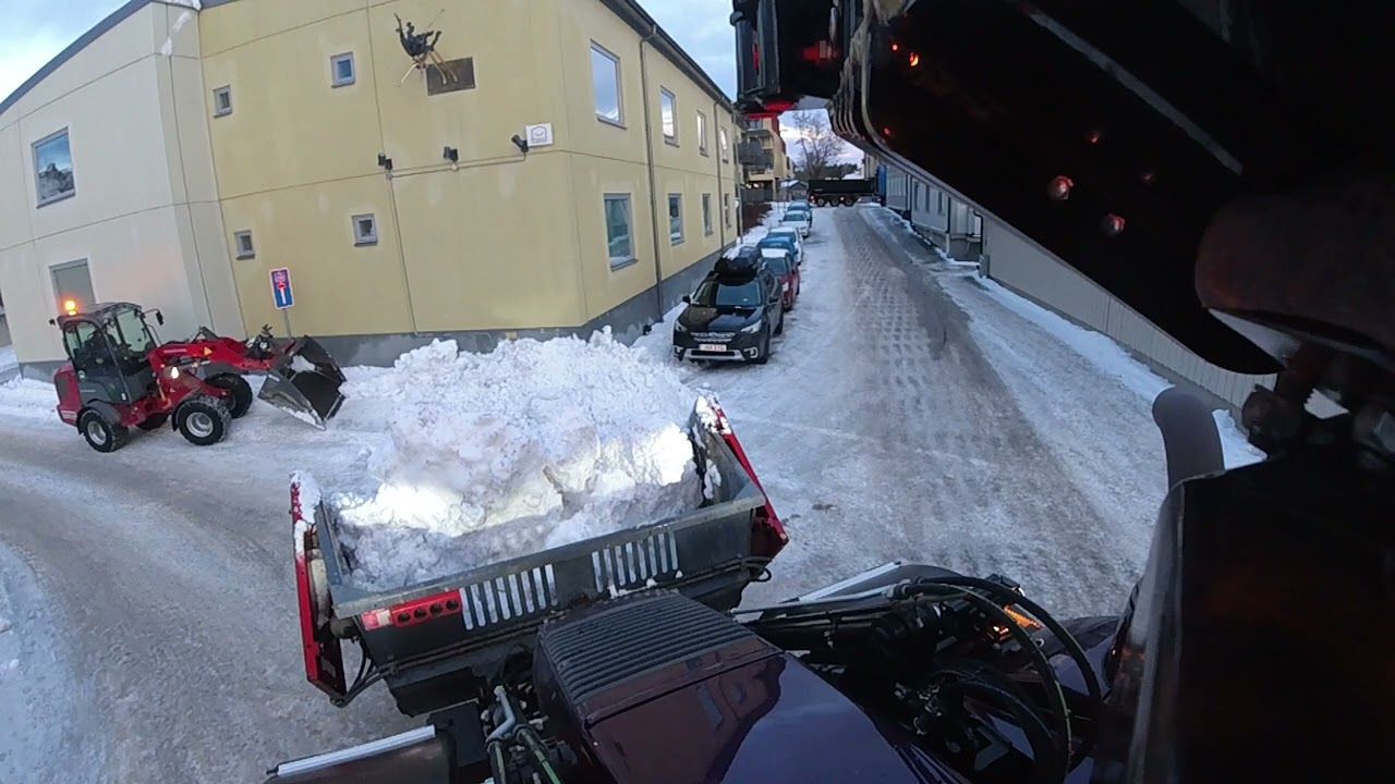 Huddig 1370 lastar snö 2