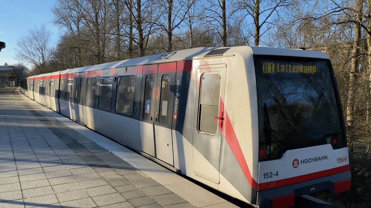 U-Bahn Hamburg - Ein+Ausfahrt eines DT4.3 am Bahnhof Trabrennbahn