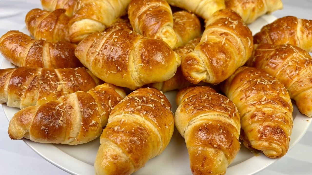 Softest Mini Crescent Rolls (Melt-in-Your-Mouth Party Appetizer)