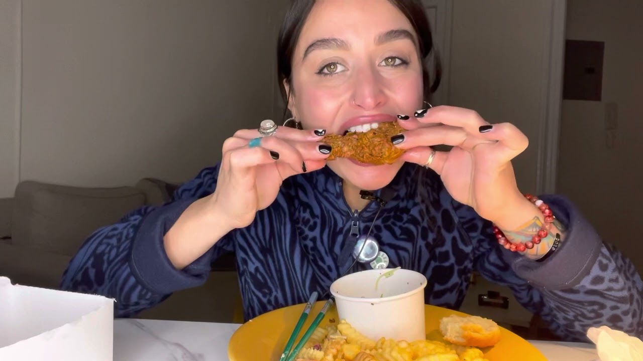 NO TALKING|ASMR|MUKBANG| SWEET CHICK, FRIED CHICKEN, COLESLAW, AND A BISCUIT