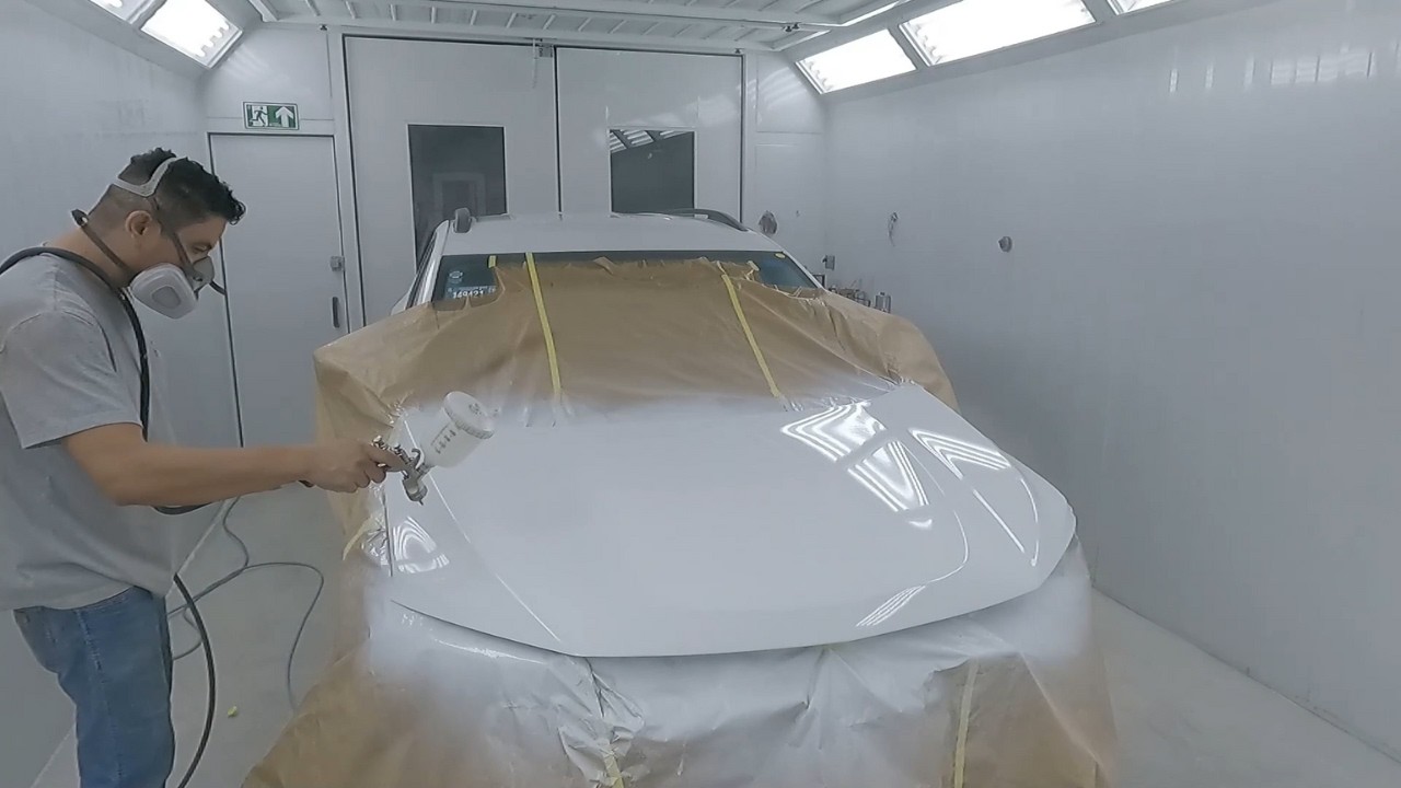 Pintando carro branco com capo no lugar e lixamento do primer pu passando fita na