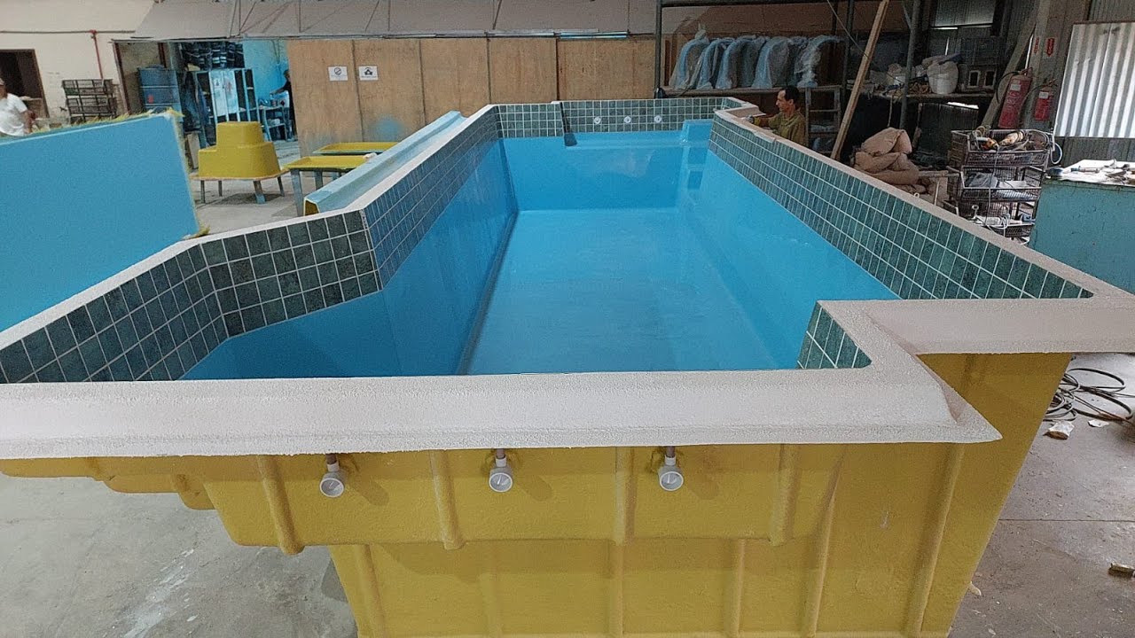 REVESTIMENTO COM PASTILHAS EM PISCINA DE FIBRA DE VIDRO