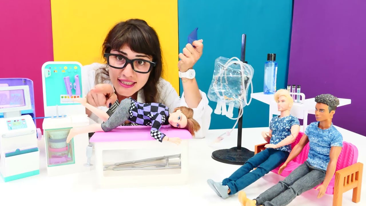 Çocuk videoları. Olamaaaz! Ken topuklu ayakkabı giyip ayağını kırıyor! Barbie oyunları