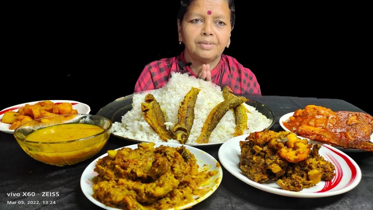 BIGBITES,EATING RICE WITH DAL,ALUPOSTO,FISH FRY,CABBAGE CURRY,MOCHA GHONTO,AND KATLA KALIYA,