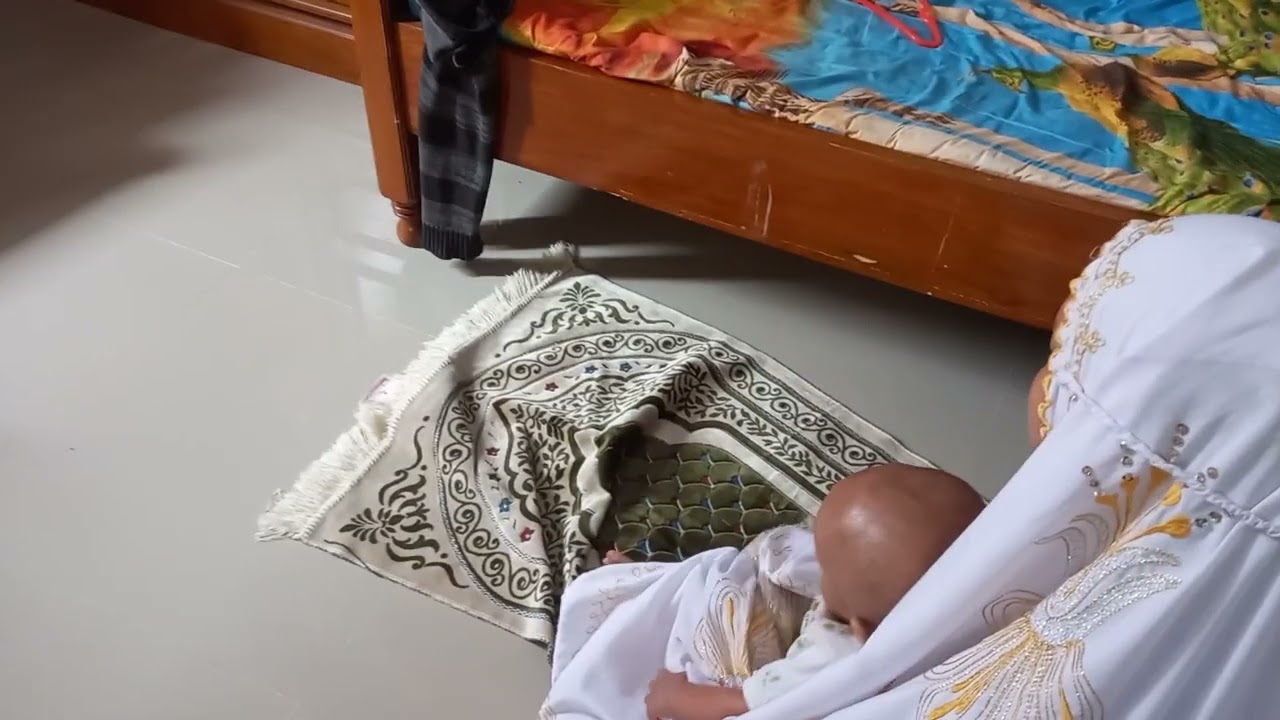 Mama sholat diganggu Hazen lucu