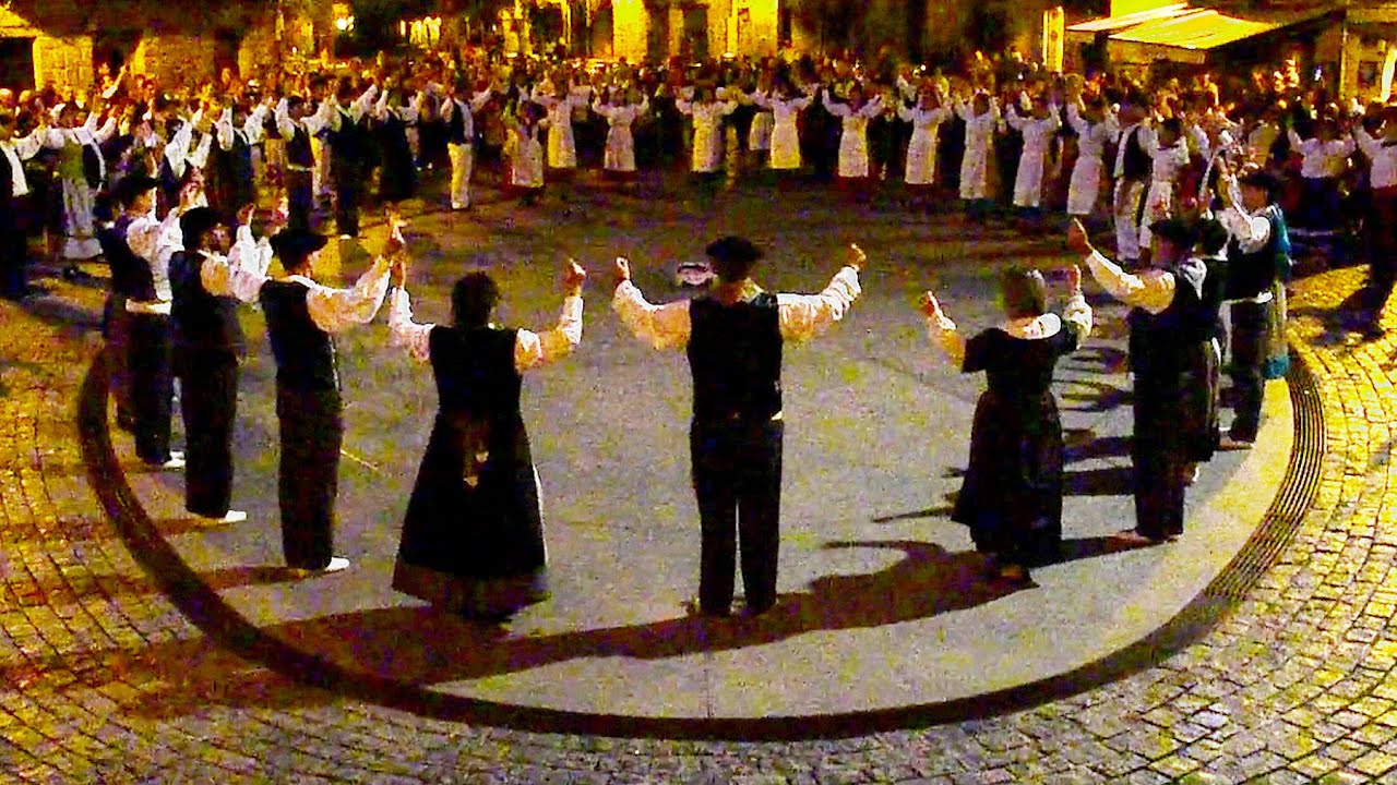 La Jota de los Toros, grupos danzas veteranos de Navarra acudieron a Olite en el GURE DANTZAK
