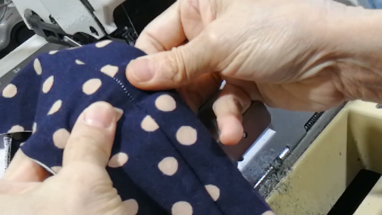 How to hem t-shirt by overlock machine.