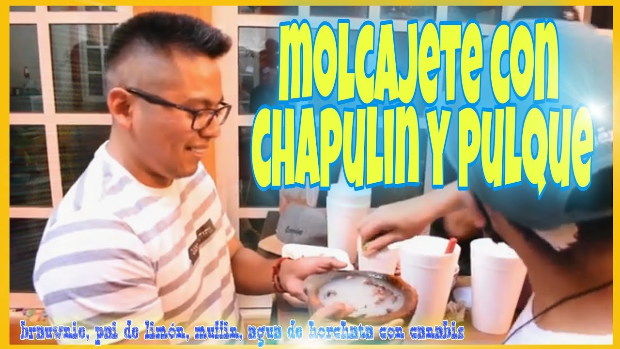 bebiendo pulque con chapulines en molcajete