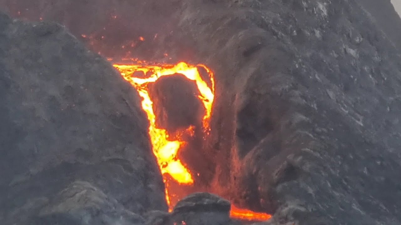 Crater blocking boulder collapses 💥 Gushing #Lava, #Iceland