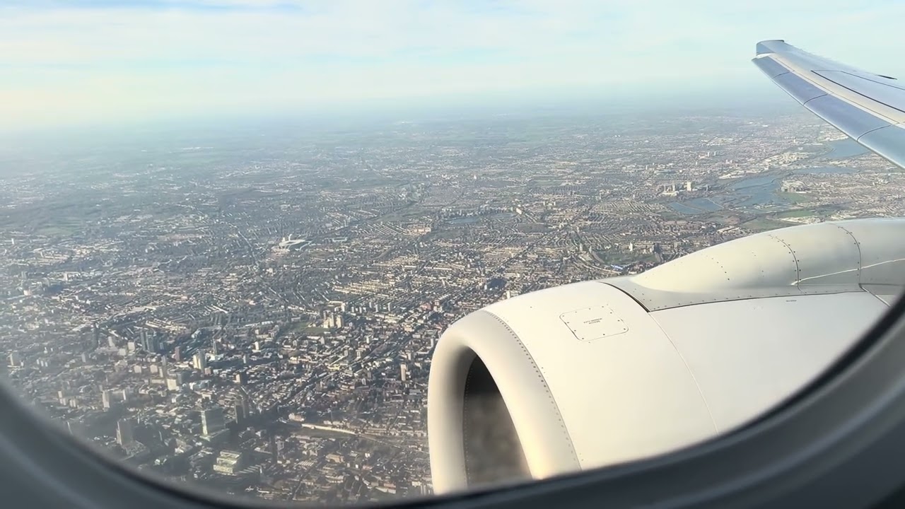 Take off and Landing of KL1011 from AMS to LHR in an Embraer 195 E2. Great views of London.