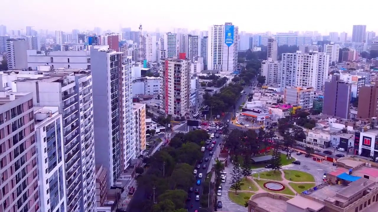 sobrevolando con Drone la Av. Salavery lima Perú