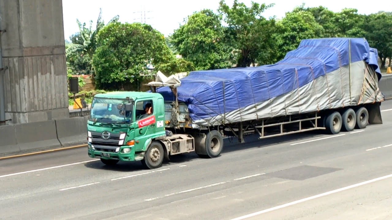 Truk Besar Pantura Di Jalur Utama Tol Jakarta Cikampek Part 1 Full Muatan Gunung