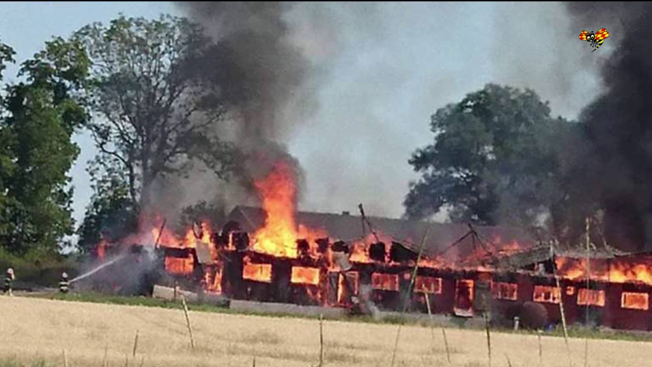 Ladugård i brand – explosioner hörs och flygplan tvingas ledas om