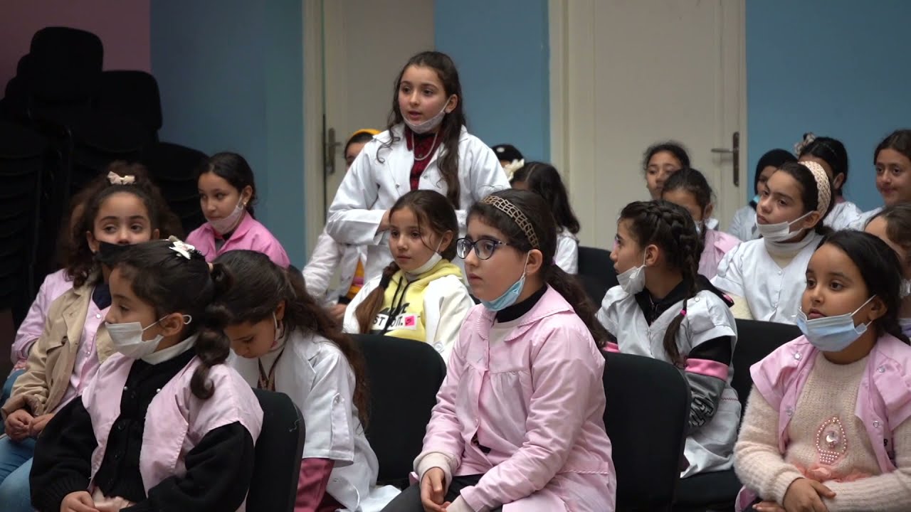 أطفال مؤسسة الانبعاث يهدون قفف مساعدات لعشرة أرامل بمؤسسة الرحمة