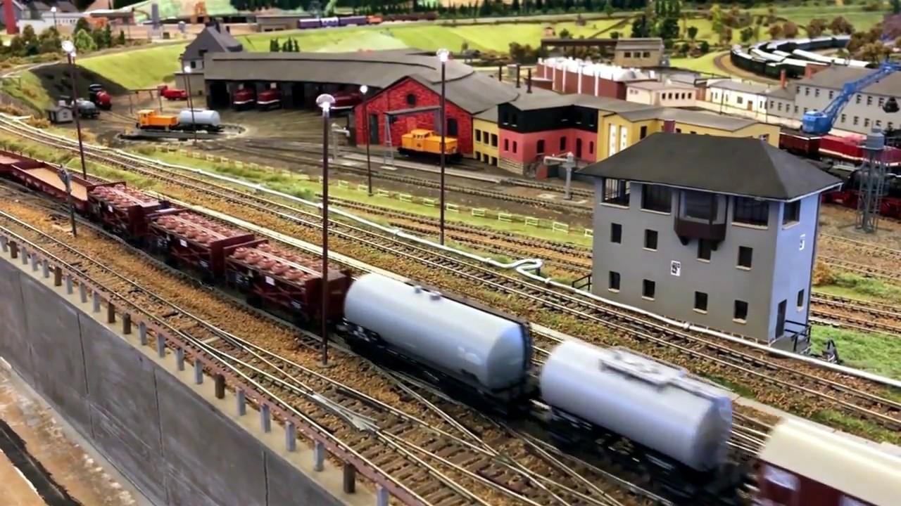 Modelleisenbahn - große Bahnanlage - ruhiger Zugverkehr - Model train with big railway System