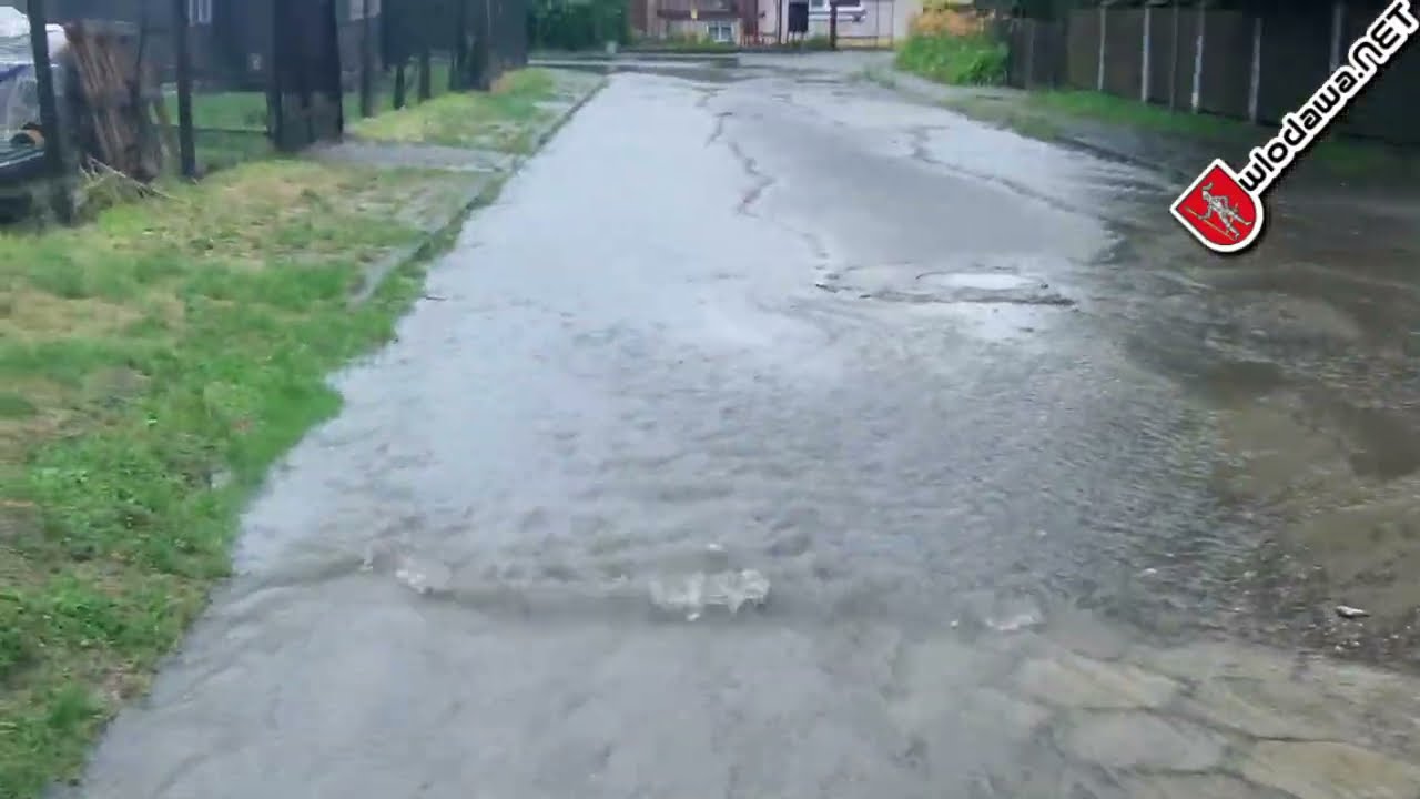 ❤️💙#włodawa .net  - 🌩️🌧️🌊 Tak było kiedyś na ulicy Wąwozowej we Włodawie - Kiedy remont?