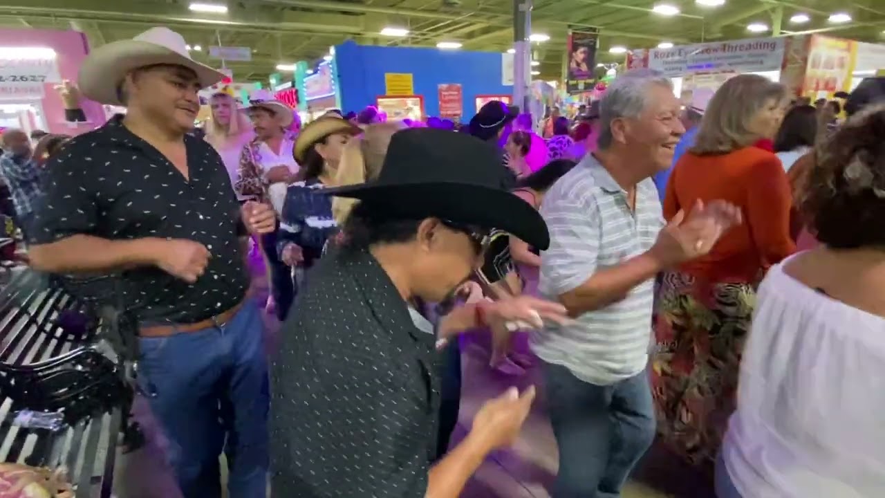 Da KRAZY PIMPZ at PicaPica Plaza, San Antonio, Texas. Cumbia!!! 👍🎷❤️