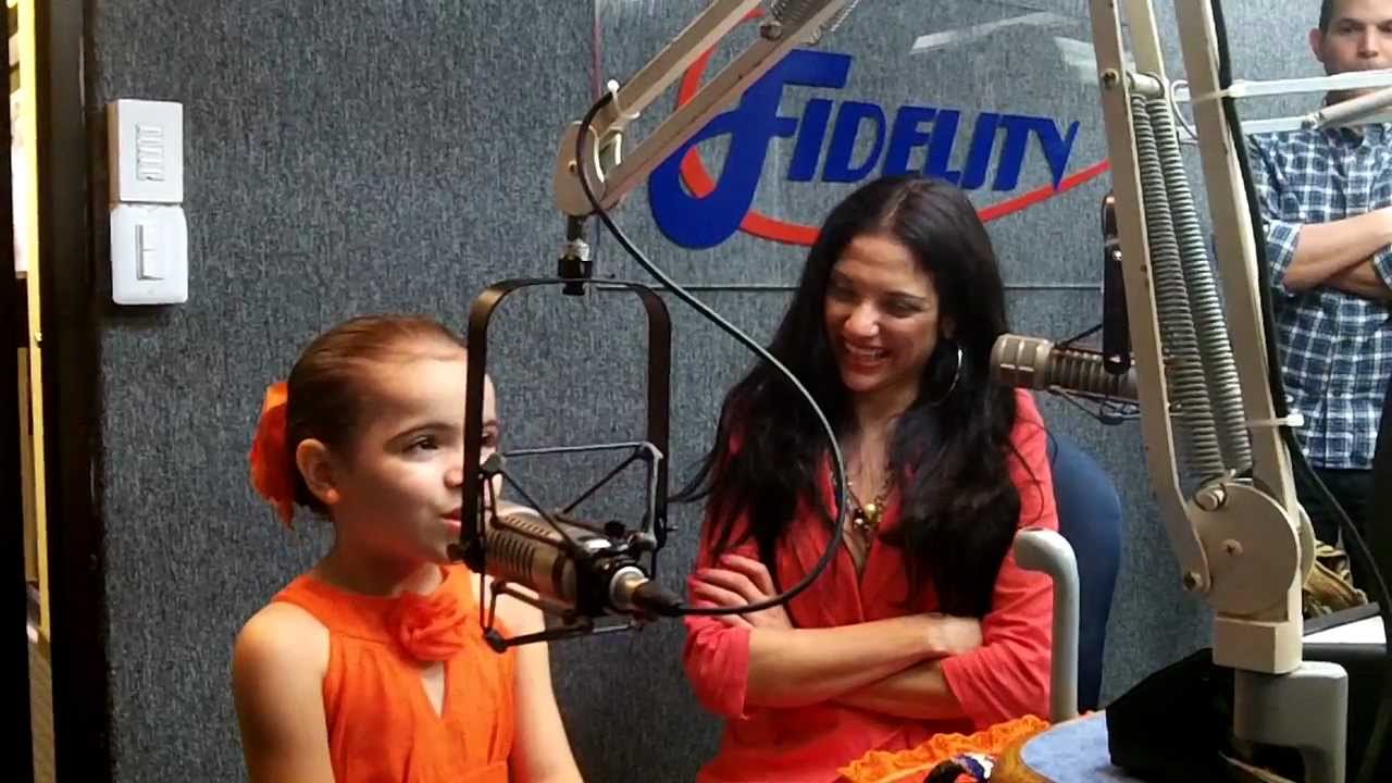 Natalia Jimenéz con su pequeña imitadora Isabela en el menú de Roque José en Fidelity