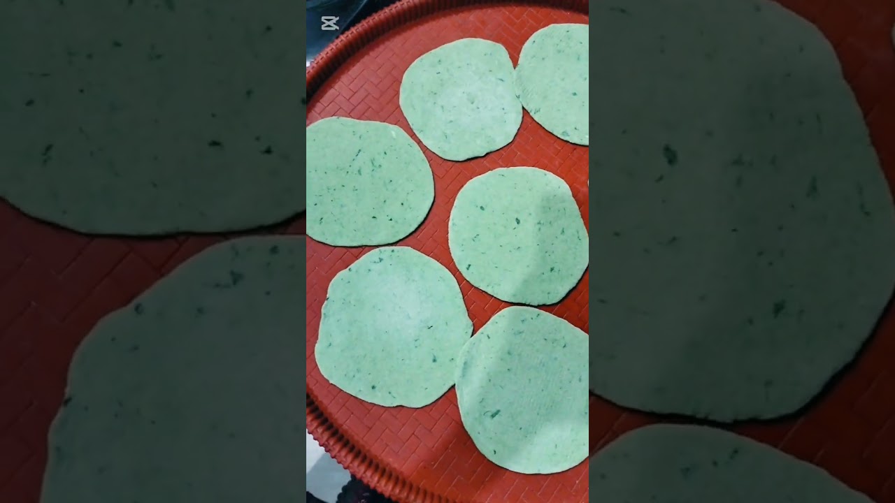 পালং শাক দিয়ে পুরি।