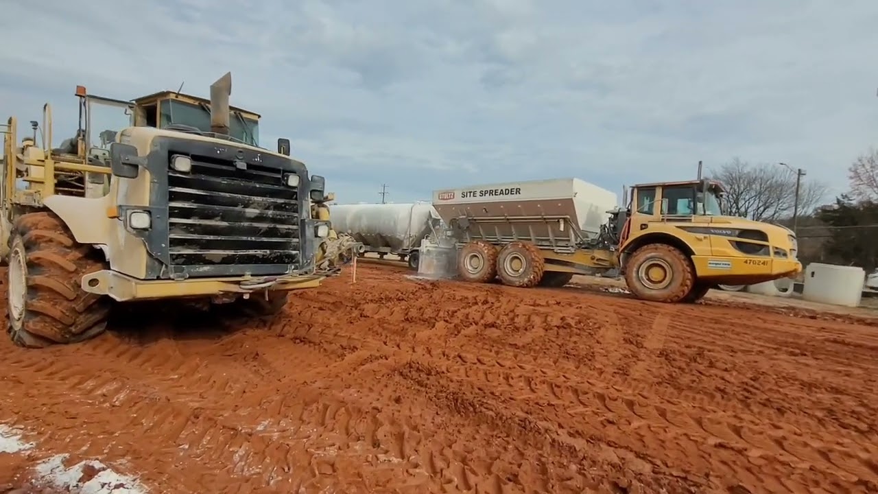 using quicklime blend from Lhoist to dry some fat clay on a project.