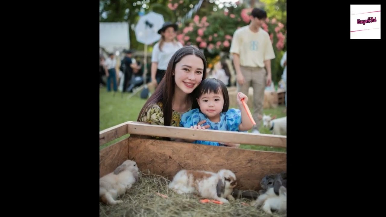 แพทริเซีย น้องเอลิเซีย  ใส่ชุดว่ายน้ำนั่งชิลริมทะเล ไม่รู้จะโฟกัสอะไรก่อนเลย