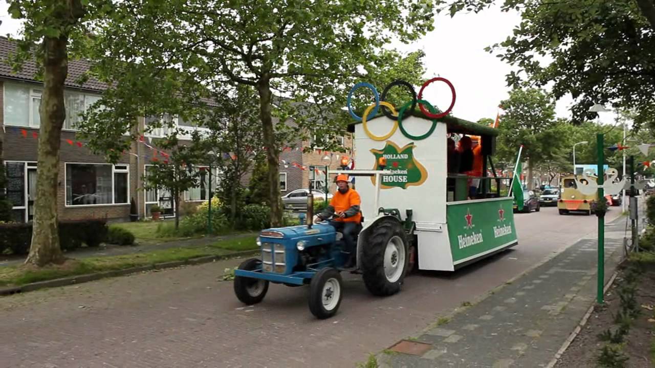 Versierde wagens dorpsfeest Metslawier 2012