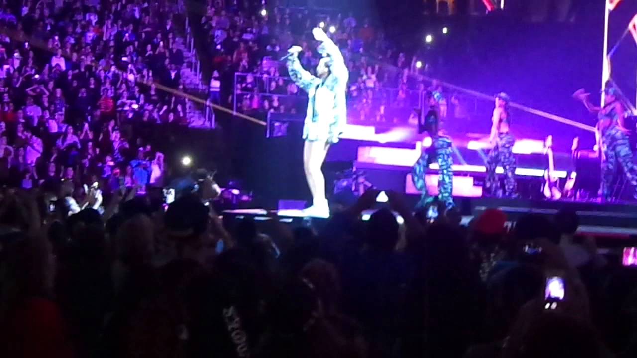 We Found Love - Rihanna Live in Houston (11/14/2013)