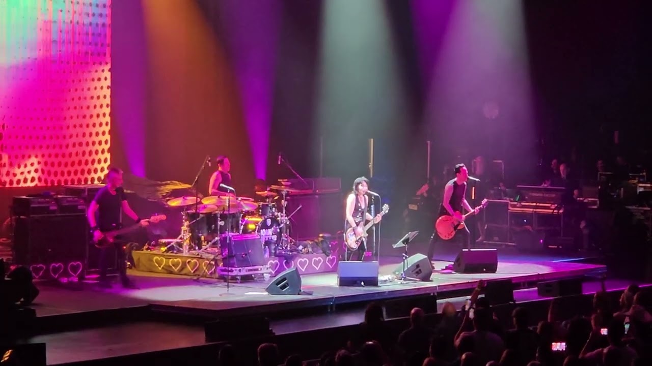 Crimson and Clover - Joan Jett - Smart Financial Center (Sugarland, TX) 06-28-23