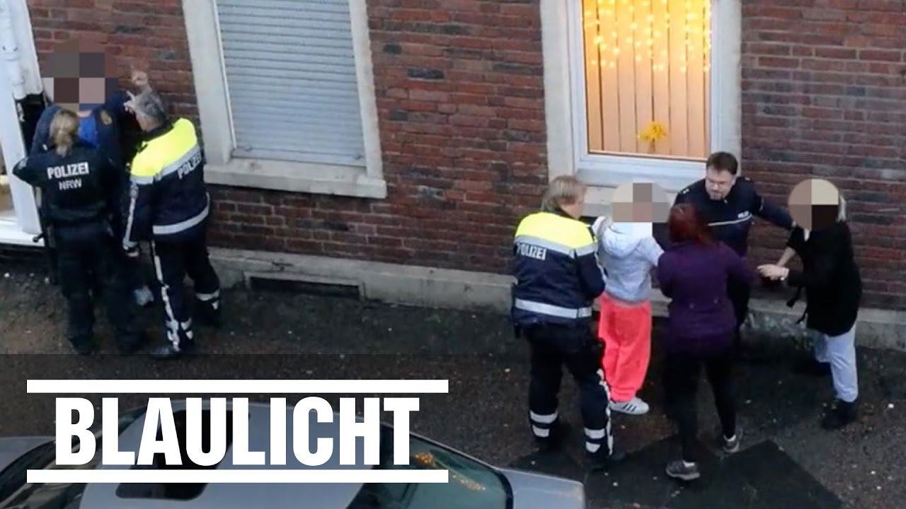 Falschparker greifen Polizei an - Rangelei in Krefeld