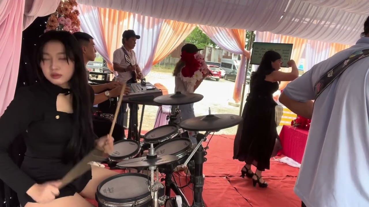 Ôi Chị Gái Có Giọng Hát Thật Đặt Biệt Hay Quá | Ni Ni Drum