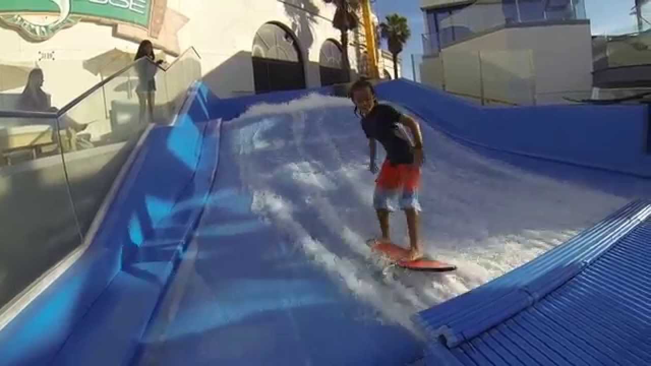 Flowboarding - Doing my first 360 on the Flowrider