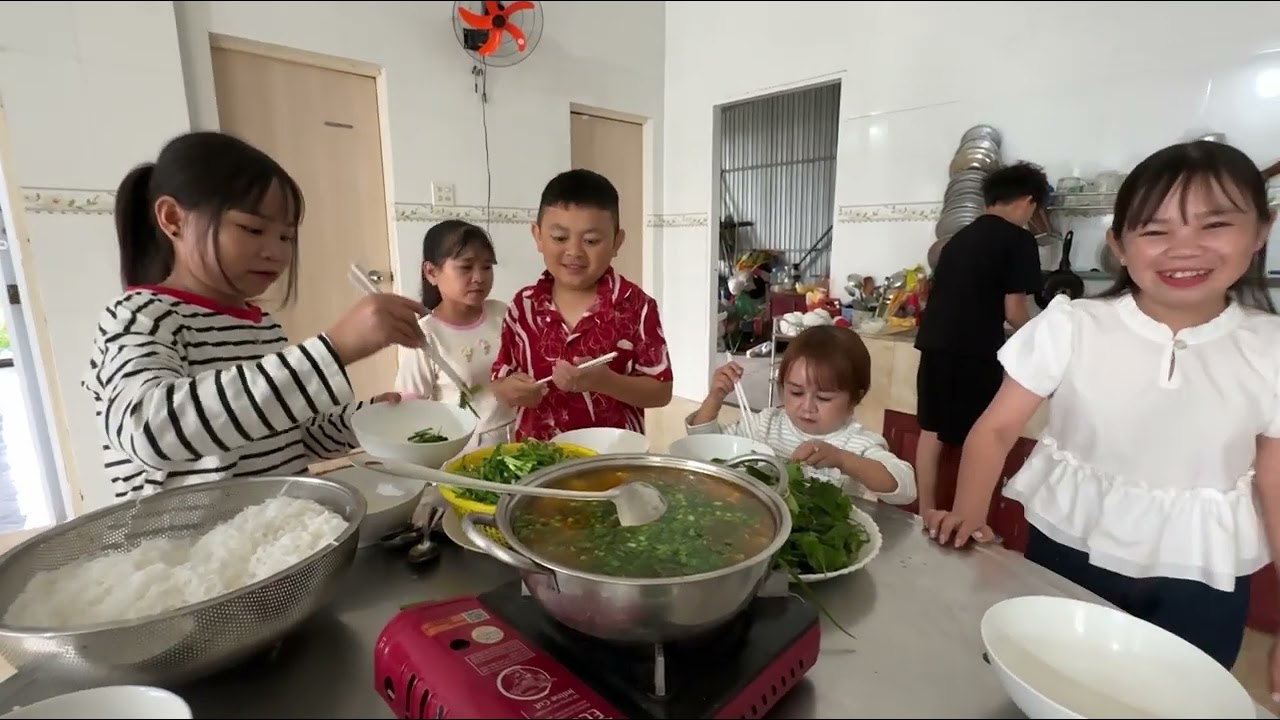 &ldquo;Một Ng&agrave;y B&igrave;nh Y&ecirc;n: Huy T&iacute; Hon Ăn S&aacute;ng C&ugrave;ng Anh Em Người B&eacute; Bỏng&rdquo;