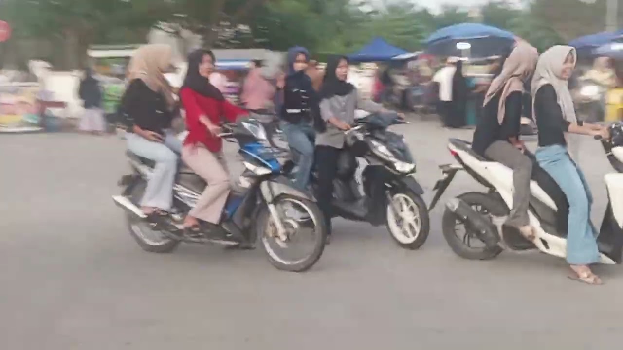 Hai kami lagi jalan-jalan ngabuburit kalau ngisi minyak di SPBU sungi buluh menuju masjid agung 