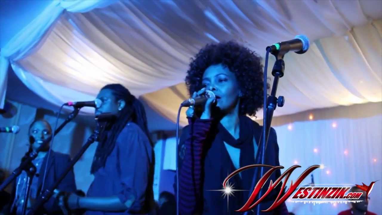 Joelle Ursull en Live au Salon Mangrove