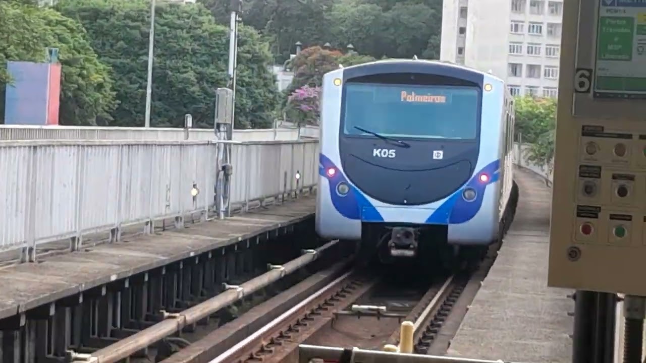 Trem partindo da Esta&ccedil;&atilde;o Pedro II