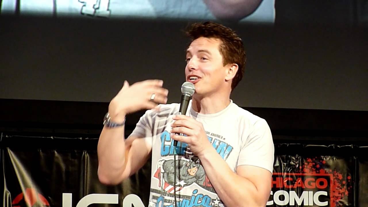 John Barrowman at C2E2: now reading list, on-set pranks, Eve Myles' current play