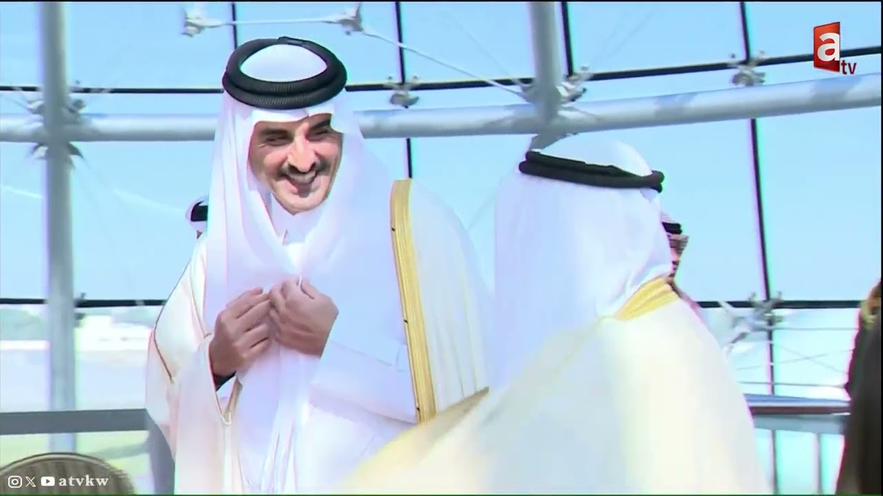 شاهد كيف استقبل أمير دولة الكويت الشيخ مشعل الاحمد الجابر الصباح أمير قطر الشيخ تميم بن حمد آل ثاني