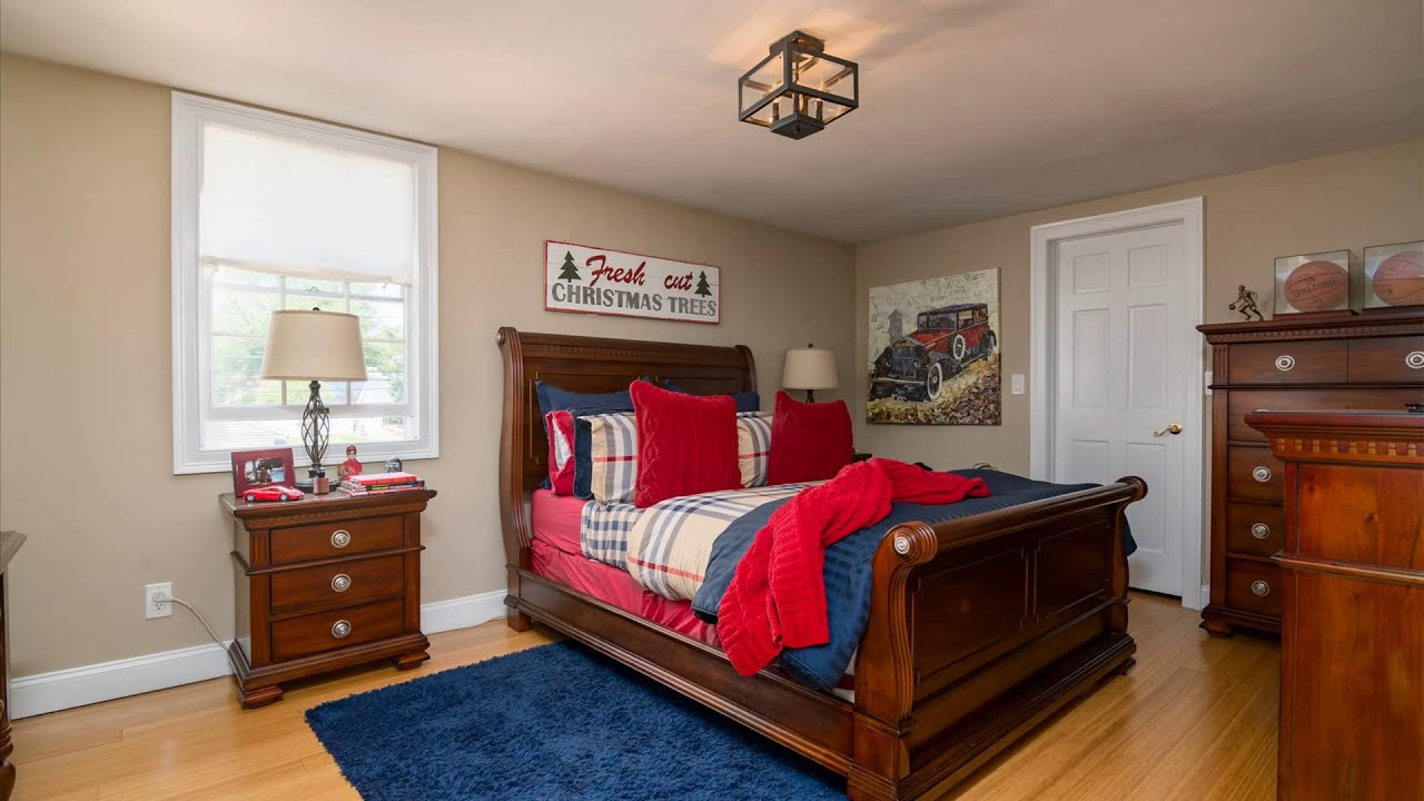 123 Whitney St, Westbury, NY
