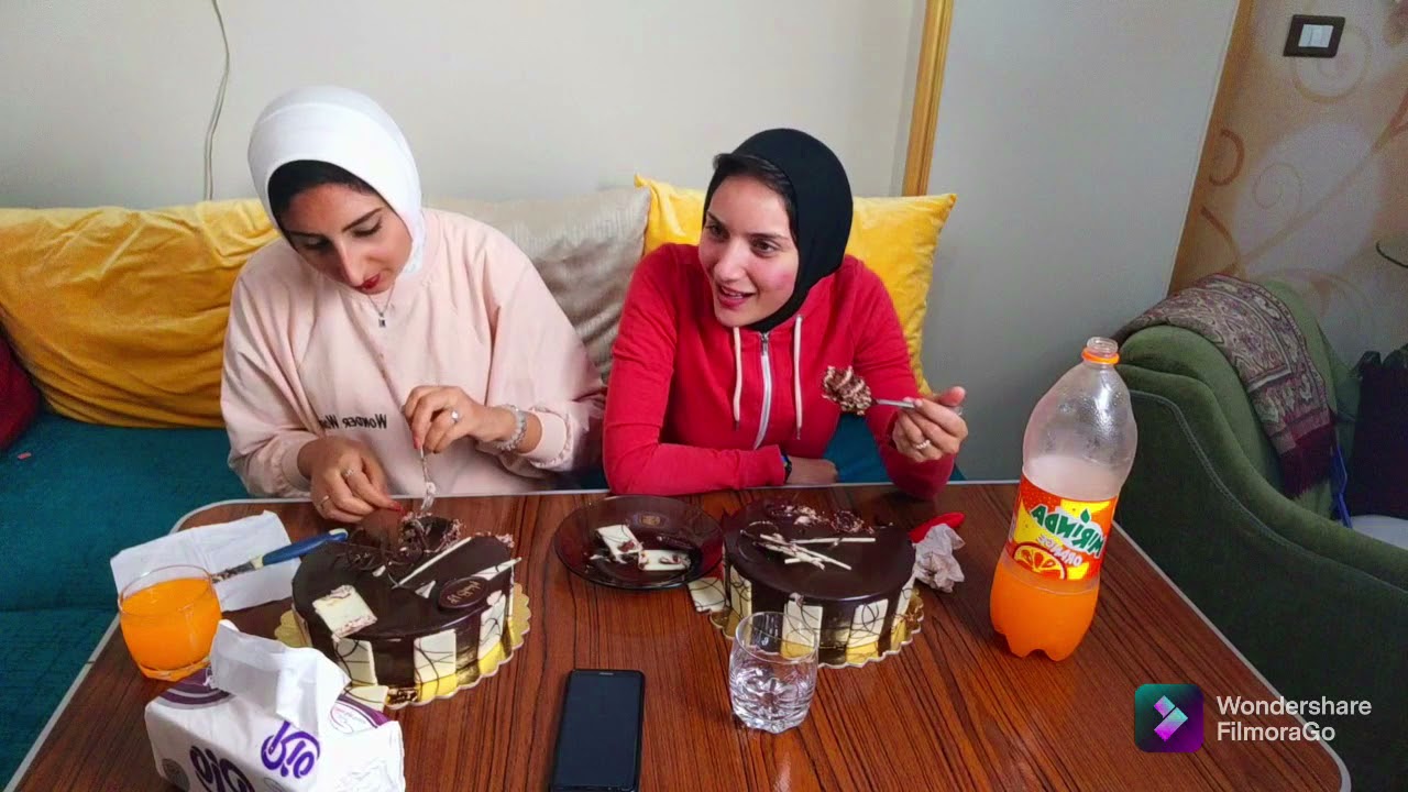 تحدي اكل تورتين 🥮والعقاب وجع بطن🤢